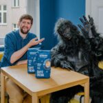 Robin Blase Instagram - #Werbung Ich als Profi-Influencer liebe es, Influencer-Briefings so genau wie möglich umzusetzen. Das ist schließlich mein Job. @eduscho_de hat mir eine Anfrage geschickt und da stand drin: "Lass deiner Kreativität freien Lauf." Das ist gefährlich, man sollte mir nie freien Lauf lassen. Insbesondere, weil meine Kreativität sehr limitiert ist. Deswegen schreibe ich einfach das Briefing in die Caption: - Deine Storyline soll sich auf den Werbeslogan beziehen, welcher zu Deinem Kaffee gehört. Der Slogan: “Um zu zeigen, wie kräftig der #kaffee ist, hier ein Gorilla”. ✅ - Wichtig ist dabei ein lockeres Gefühl von Freude, Spaß und Leichtigkeit. ✅ - Die Verpackung des Eduscho Kaffees soll im Bild zu sehen sein. ✅ - Erwähne in Deiner Caption, dass der Kaffee in verschiedenen Sorten erhältlich ist (hiermit erledigt).✅ - Bitte schreibe nicht einfach das Briefing in die Caption. ❌ Okay Freunde, jetzt aber mal ehrlich, ich mache nur Werbung, wenn ich vom Produkt überzeugt bin. Der Kaffee von Eduscho ist wirklich sehr lecker, probiert ihn mal ✅