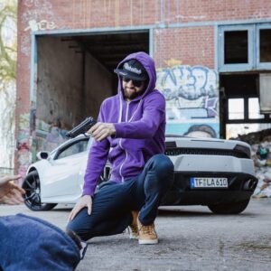 Robin Blase Instagram - Mitabeitah hat es tatsächlich geschafft, dass ihm jemand Geld dafür bezahlt aus der Versenkung zu verschwinden. Der Erfinder von Sellout-Rap ist zurück. Raps für Unternehmen schreiben ist auf jeden Fall whack - und niemand ist whacker als Mitabeitah!
Das neue Video zum geheimen Untergrundhandel auf Telegram, bei dem Influencer Instagram Gewinnspiele verticken (mit exklusiven Mitabeitah Auftritt) ist jetzt online - Link in der Bio!

📸 @johannawittig 
🔫 Natürlich eine Fake Theaterwaffe für den Filmdreh 😅