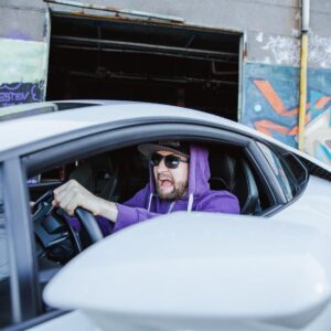 Robin Blase Instagram - Mitabeitah hat es tatsächlich geschafft, dass ihm jemand Geld dafür bezahlt aus der Versenkung zu verschwinden. Der Erfinder von Sellout-Rap ist zurück. Raps für Unternehmen schreiben ist auf jeden Fall whack - und niemand ist whacker als Mitabeitah!
Das neue Video zum geheimen Untergrundhandel auf Telegram, bei dem Influencer Instagram Gewinnspiele verticken (mit exklusiven Mitabeitah Auftritt) ist jetzt online - Link in der Bio!

📸 @johannawittig 
🔫 Natürlich eine Fake Theaterwaffe für den Filmdreh 😅
