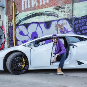 Robin Blase Instagram - Mitabeitah hat jetzt nen Firmenwagen.

#guesswhosback #4JahreSpäter #MitabeitahWarInKurzarbeit #lamborghini #DerSchlechtesteRapperDeutschlands #SelloutRap #soon