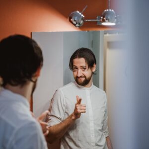 Robin Blase Instagram - Ich muss für den Ernstfall vorbereitet sein. Kommt der nächste Lockdown vor meinem langersehnten Friseur-Termin muss ich meinen Look neu erfinden. #thisismylifenow
Stimmt ab in den Kommentaren für meinen neuen Look:
1: Berliner Hipster Robin
2: 90s Boyband Robin
3: Komm in die WhatsApp-Gruppe Robin
4: Emo Robin
5: Creepy Robin, der nix sehen kann

#frisurentrends #friseur #haarschnitt #haare #lookoftheday #bitteschneidetmirdiehaareab
📸 @johannawittig