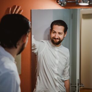 Robin Blase Instagram - Ich muss für den Ernstfall vorbereitet sein. Kommt der nächste Lockdown vor meinem langersehnten Friseur-Termin muss ich meinen Look neu erfinden. #thisismylifenow
Stimmt ab in den Kommentaren für meinen neuen Look:
1: Berliner Hipster Robin
2: 90s Boyband Robin
3: Komm in die WhatsApp-Gruppe Robin
4: Emo Robin
5: Creepy Robin, der nix sehen kann

#frisurentrends #friseur #haarschnitt #haare #lookoftheday #bitteschneidetmirdiehaareab
📸 @johannawittig