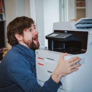Robin Blase Instagram - Letzte Woche war die erste Woche in DREI MONATEN in der ich normal gearbeitet habe - denn die Kita hatte wieder offen. 

Hier seht ihr mich glücklich zurück im @richtig__cool Büro - habe bequeme Stühle und höhenverstellbare Tische offensichtlich sehr vermisst im Homeoffice. Hab sogar ein Video für meinen Kanal gedreht - kommt nächste Woche! 😮

Ich habe es sehr genossen, damit ich zumindest etwas geschafft habe, bevor dann nächste Woche der nächste Lockdown angekündigt wird 😷

Immer positiv bleiben und die Momente genießen, in denen man endlich wieder richtig was ausdrucken kann!

📸 @johannawittig