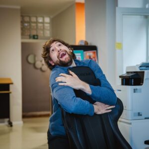 Robin Blase Instagram - Letzte Woche war die erste Woche in DREI MONATEN in der ich normal gearbeitet habe - denn die Kita hatte wieder offen. 

Hier seht ihr mich glücklich zurück im @richtig__cool Büro - habe bequeme Stühle und höhenverstellbare Tische offensichtlich sehr vermisst im Homeoffice. Hab sogar ein Video für meinen Kanal gedreht - kommt nächste Woche! 😮

Ich habe es sehr genossen, damit ich zumindest etwas geschafft habe, bevor dann nächste Woche der nächste Lockdown angekündigt wird 😷

Immer positiv bleiben und die Momente genießen, in denen man endlich wieder richtig was ausdrucken kann!

📸 @johannawittig