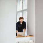 Robin Blase Instagram – #Werbung: Ich habe von @delldeutschland den neuen Dell XPS 13 mit dem neuen #IntelEvo Prozessor von @inteldeutschland bekommen und durfte damit sogar als Stockfoto Modell arbeiten! Hier seht ihr, wie ich in unserem völlig leeren Büro dank geringem Gewicht und langer Akkulaufzeit trotzdem als einer der Top CEOs Deutschlands arbeiten kann, und dabei verdammt gut aussehe (für ein Stockfoto Model). Falls euch interessiert, wieso wir ein komplett neues leeres Büro haben – die Roomtour gibt’s in der Story. Und mehr Infos zum Dell XPS in der Bio. #GetIntoIt #IntelPartner
