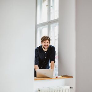 Robin Blase Instagram - #Werbung: Ich habe von @delldeutschland den neuen Dell XPS 13 mit dem neuen #IntelEvo Prozessor von @inteldeutschland bekommen und durfte damit sogar als Stockfoto Modell arbeiten! Hier seht ihr, wie ich in unserem völlig leeren Büro dank geringem Gewicht und langer Akkulaufzeit trotzdem als einer der Top CEOs Deutschlands arbeiten kann, und dabei verdammt gut aussehe (für ein Stockfoto Model). Falls euch interessiert, wieso wir ein komplett neues leeres Büro haben – die Roomtour gibt’s in der Story. Und mehr Infos zum Dell XPS in der Bio. #GetIntoIt #IntelPartner