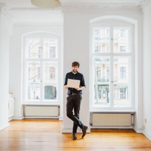 Robin Blase Instagram - #Werbung: Ich habe von @delldeutschland den neuen Dell XPS 13 mit dem neuen #IntelEvo Prozessor von @inteldeutschland bekommen und durfte damit sogar als Stockfoto Modell arbeiten! Hier seht ihr, wie ich in unserem völlig leeren Büro dank geringem Gewicht und langer Akkulaufzeit trotzdem als einer der Top CEOs Deutschlands arbeiten kann, und dabei verdammt gut aussehe (für ein Stockfoto Model). Falls euch interessiert, wieso wir ein komplett neues leeres Büro haben – die Roomtour gibt’s in der Story. Und mehr Infos zum Dell XPS in der Bio. #GetIntoIt #IntelPartner