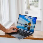 Robin Blase Instagram – #Werbung: Ich habe von @delldeutschland den neuen Dell XPS 13 mit dem neuen #IntelEvo Prozessor von @inteldeutschland bekommen und durfte damit sogar als Stockfoto Modell arbeiten! Hier seht ihr, wie ich in unserem völlig leeren Büro dank geringem Gewicht und langer Akkulaufzeit trotzdem als einer der Top CEOs Deutschlands arbeiten kann, und dabei verdammt gut aussehe (für ein Stockfoto Model). Falls euch interessiert, wieso wir ein komplett neues leeres Büro haben – die Roomtour gibt’s in der Story. Und mehr Infos zum Dell XPS in der Bio. #GetIntoIt #IntelPartner