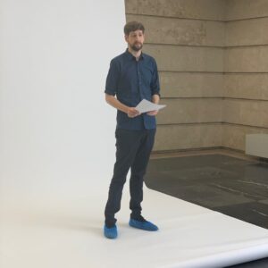 Robin Blase Instagram - #Werbung
Mode-Trend auf Instagram: Stylische Schuh-Schützer. 
Diese Fotowand hat viel Geld gekostet! Deswegen darf sie nicht schmutzig werden. Hat das @bundesfinanzministerium gesagt. 
Vor dieser – immer noch komplett weißen! – Fotowand hab ich das Thema Grundsteuer & die kommende Reform erklärt. 
Das Thema ist tatsächlich auch für Mieter interessant. Guckt mal rein – Link in der Bio!