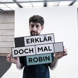 Robin Blase Instagram - #Werbung
Mode-Trend auf Instagram: Stylische Schuh-Schützer. 
Diese Fotowand hat viel Geld gekostet! Deswegen darf sie nicht schmutzig werden. Hat das @bundesfinanzministerium gesagt. 
Vor dieser – immer noch komplett weißen! – Fotowand hab ich das Thema Grundsteuer & die kommende Reform erklärt. 
Das Thema ist tatsächlich auch für Mieter interessant. Guckt mal rein – Link in der Bio!