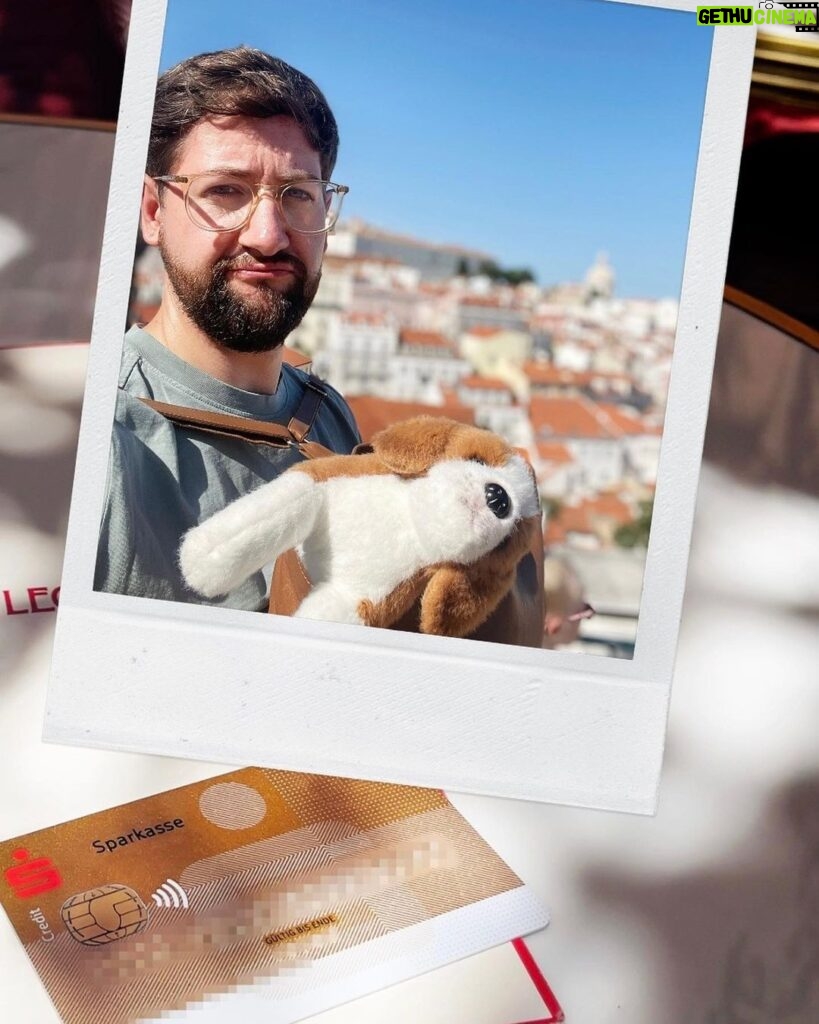 Robin Blase Instagram - Werbung – Die Highlights aus dem Urlaub. Wir waren in Lissabon und Barcelona, es war wunderschön ❤️. Es gab Strand, es gab vegane Pastel de Nata, es gab Drinks aus einer Ananas, es gab Eis, Kokosnuss, es gab Selfies mit Schildkröten, und es gab mich immer mit dem Rucksack vor der Brust, damit ich nicht beklaut werde. Immer auf Reisen mit dabei: Die @sparkasse Kreditkarte Gold. Ich fühle mich da sicherer mit dem Reiseversicherungspaket, dem Reisenotfall-Service, dem Bargeld-Notfallservice und und und. Eine meiner größten Sorgen ist, in einem fremden Land ohne irgendwas dazustehen – weil ich auch Leute kennen, denen genau das passiert ist. Fun Fact: Man kann wohl in der Botschaft keinen Ersatzausweis kriegen, ohne rund 20€ dabei zu haben 😃 – ist Geld und Ausweis weg, wird’s schwieriger. Also Kreditkarte Gold & der Rucksacktrick und dann fühl ich mich sicher 😃 #kreditkartegold #Sparkasse #banking #sicherreisen