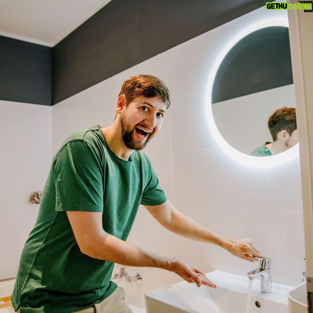 Robin Blase Instagram - Das Ende meiner Roomtour - Das Bad! Der Flur! Das komplett abgeranzte Treppenhaus! Was ich nicht gezeigt habe: Das Kinderzimmer und unsere zwei chaotischen Abstellkammern (eine davon sieht man aber im aktuellen Video :D). Hat euch der Einblick gefallen? Part 2 für Büro und Studio? 📸 @johannawittig