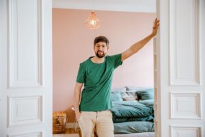 Robin Blase Instagram - Ich zeig euch meine Wohnung, heute ist das Schlafzimmer dran. Es hat zwei Eingänge. Und ein Bett! Wow! 
📸 @johannawittig