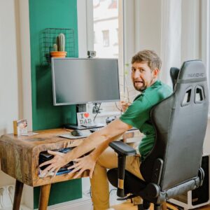 Robin Blase Instagram - Ich will euch meine Wohnung zeigen. In meinen Videos sieht man die nämlich manchmal, manchmal aber auch unser Studio, manchmal gemietete Locations. Das hat ein paar Leute verwirrt, die denken ich würde in der größten Wohnung der Welt leben 😅.
Deswegen: Das hier ist das Wohn- und Arbeitszimmer. Die restlichen Zimmer folgen! Interior Design Tipps bitte in die Kommentare :D Und bitte Chaos in meinem Schreibtisch ignorieren…
📸 @johannawittig