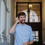Robin Blase Instagram - #Werbung – Bild 1: Lass mal ein Werbe-Fotoshooting für die Kopfhörer machen während ich ein wichtiges Telefonat habe. Bild 2: Wieso sehe ich dabei so aus als wäre ich ein Start-Up-Bro der gerade erklärt wieso sein NFT das Metaverse revolutionieren wird? Naja, immer war das Telefonat gut, weil die EAH-AZ60 True Wireless In-Ear Kopfhörer von @technics_global ne super Sprachqualität haben 👍 #technics #panasonic #panasonicdeutschland #az60 @panasonic_de