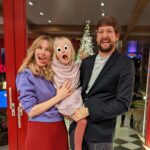 Robin Blase Instagram - Eigentlich wollte ich an Weihachten ein schön besinnliches Familienfoto posten und euch frohe Feiertage wünschen. Aber ich hab tatsächlich mal Urlaub gemacht stattdessen 🤷‍♂️. Deswegen jetzt dieses Foto. Das ist nicht so besinnlich. Weil halt nicht mehr Weihnachten ist. Es sagt also nicht frohe Weihnachten, sondern „Holy Fuck es sind erst zwei Wochen in 2022 aber wann ist der nächste Urlaub bitte?“ Wie ist euer Jahr so gestartet?