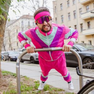 Robin Blase Instagram - #Werbung Ich trage beim Training immer geile Outfits damit die Leute nicht eingeschüchtert sind von meinen monströs großen Muskeln.
Dafür sind sie dann eingeschüchtert von meinem Style. Was ich da mache, werde ich oft gefragt. AeROBic natürlich. Die beste Sportart. 
Dafür braucht man gute Musik. Und die kommt aus meinen EAH-AZ60 True Wireless In-Ear Kopfhörern von @technics_global . High-End Audioqualität wenn ich Pump Up The Jam auf Repeat höhre.
#technics #panasonic #panasonicdeutschland #az60 @panasonic_de