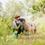 Robin Blase Instagram – #Werbung Weil Tierfotos auf meinem Instagram Account so gut ankommen, habe ich dieses Profi-Filmschaf gemietet. Es war schon mal in einem Werbespot für IKEA – voll fame, das Schaf. Deswegen hat es 640€ für einen Tag gekostet. Finanziell vermutlich eher eine unkluge Entscheidung (es sei denn ihr liked es jetzt ganz viel). Leider bin ich nicht der einzige, der manchmal bessere finanzielle Entscheidungen treffen könnte (beste Überleitung zu Werbung von einem Tierfoto ever!). Viele tappen in die Falle beim Online-Shopping, dass sie mit Ratenzahlungen massiv zu hohe Zinsen haben. Jeder 10. in Deutschland ist nicht in der Lage seine Schulden zu bezahlen. @anyfin.de hilft dabei, viel zu teure Ratenzahlungen und Kreditkartengebühren wieder los zu werden. Dafür einfach die aktuellen Rechnung bei Anyfin in die App oder auf der Website hochladen und in wenigen Stunden eine Antwort bekommen, ob Anyfin dir ein inviduelles Angebot machen kann, wie sie deine Gebühren und Zinsen senken können. Du kriegst nur ein Angebot, wenn sie wirklich die Kosten senken können. Link dazu in der Bio – mit dem Code ROB20 20€ extra Gutschrift bekommen. 
#anyfin #zinszalabim #übergeldsprichtman 
📸 @johannawittig