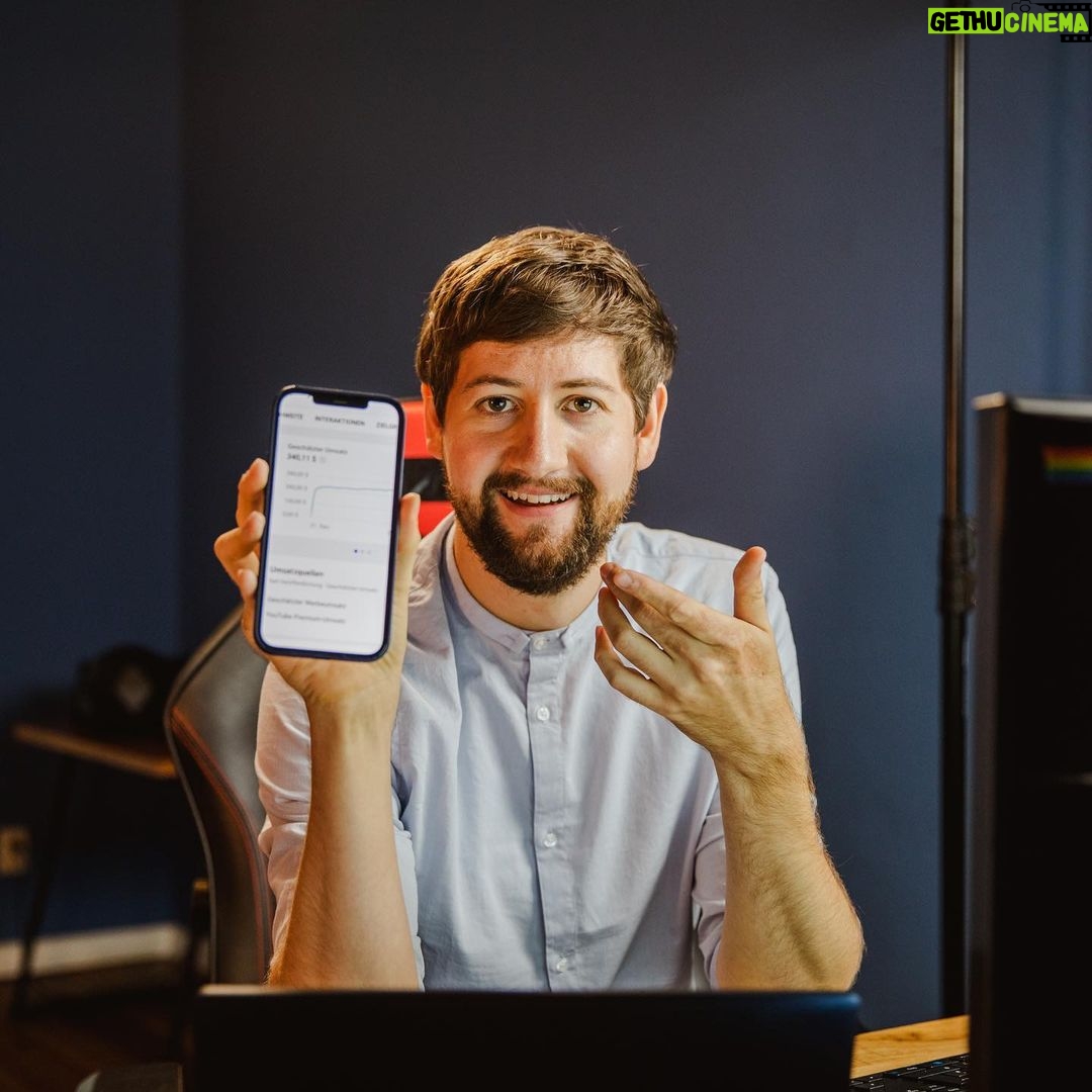 Robin Blase Instagram - Auf diesem Handy-Screen sieht man meine YouTube Einnahmen - wer sie sehen will, guckt das Video! In den letzten Monaten sind ein paar meiner Videos viral gegangen. Zahlreiche Reaction YouTuber haben darauf reagiert. Ich hab mal nachgerechnet, wie viele Views sie damit generiert haben. Spoiler: Teilweise mehr als doppelt so viel, als ich. Und vermutlich ein vielfaches an einnahmen, ohne einen Bruchteil der Kosten. Gibt es einen Kompromiss, wie wir das fairer gestalten können? Link zu meinem neuen Video dazu in der Bio. #finanzen #einnahmen #geld 📸 @johannawittig