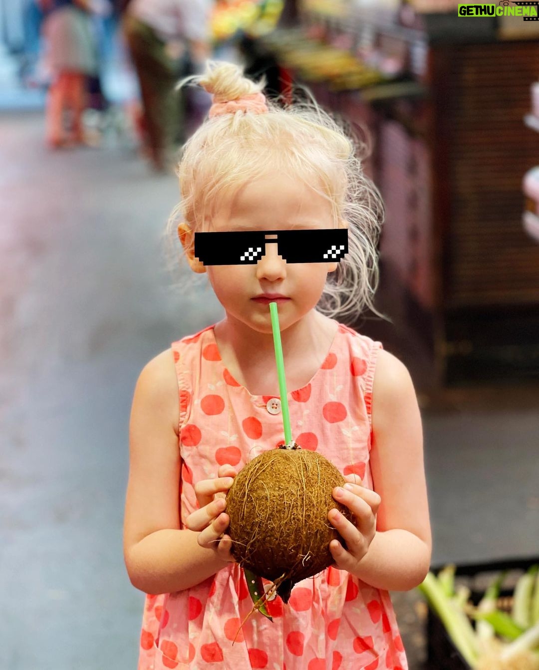 Robin Blase Instagram - Werbung – Die Highlights aus dem Urlaub. Wir waren in Lissabon und Barcelona, es war wunderschön ❤️. Es gab Strand, es gab vegane Pastel de Nata, es gab Drinks aus einer Ananas, es gab Eis, Kokosnuss, es gab Selfies mit Schildkröten, und es gab mich immer mit dem Rucksack vor der Brust, damit ich nicht beklaut werde. Immer auf Reisen mit dabei: Die @sparkasse Kreditkarte Gold. Ich fühle mich da sicherer mit dem Reiseversicherungspaket, dem Reisenotfall-Service, dem Bargeld-Notfallservice und und und. Eine meiner größten Sorgen ist, in einem fremden Land ohne irgendwas dazustehen – weil ich auch Leute kennen, denen genau das passiert ist. Fun Fact: Man kann wohl in der Botschaft keinen Ersatzausweis kriegen, ohne rund 20€ dabei zu haben 😃 – ist Geld und Ausweis weg, wird’s schwieriger. Also Kreditkarte Gold & der Rucksacktrick und dann fühl ich mich sicher 😃 #kreditkartegold #Sparkasse #banking #sicherreisen