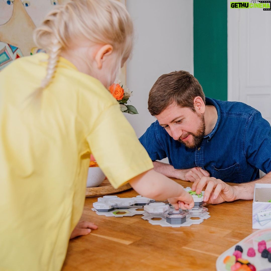 Robin Blase Instagram - Werbung - Ich will seit Ewigkeiten so eine #GraviTrax Kugelbahn. Jetzt hat mir @ravensburgerde GraviTrax THE GAME geschickt. Meine Tochter und ich lieben Brettspiele und das ist der perfekte Einstieg. Man lößt immer komplexer werdende Rätsel – Ziel ist es immer den richtigen Weg für die Kugel ins Ziel zu finden mit den Bauteilen die man hat. In meiner Story seht ihr gerade, wie das genau funktioniert. Es gibt drei Ausgaben – Flow, Course und Impact. Jede hat einen anderen Fokus und jeweils 30 Aufgabenkarten. Schreibt man in die Kommentare, welche ihr gerne hättet – Ravensburger verloßt von jeder einer. Teilnahmebedingungen findet ihr in der Bio. https://bit.ly/ravensburger-gewinnspiel-tnb #GraviTraxTHEGAME #GravitraxTheGame30