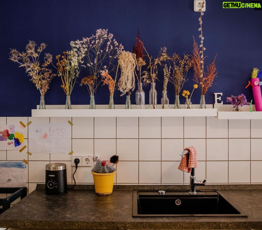 Robin Blase Instagram - Die Küche! Ich zeig euch gerade meine Wohnung - Schlafzimmer & Wohnzimmer sind schon online. Der Thermomix besiegelt die absolute Spießigkeit, die diese Fotoserie outet. 📸 @johannawittig #interiordesign #kücheninspiration #wohnungseinrichtung