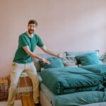 Robin Blase Instagram - Ich zeig euch meine Wohnung, heute ist das Schlafzimmer dran. Es hat zwei Eingänge. Und ein Bett! Wow! 📸 @johannawittig
