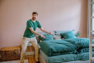Robin Blase Instagram - Ich zeig euch meine Wohnung, heute ist das Schlafzimmer dran. Es hat zwei Eingänge. Und ein Bett! Wow! 
📸 @johannawittig