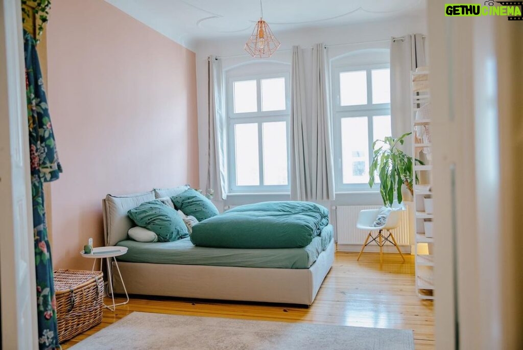 Robin Blase Instagram - Ich zeig euch meine Wohnung, heute ist das Schlafzimmer dran. Es hat zwei Eingänge. Und ein Bett! Wow! 📸 @johannawittig