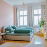 Robin Blase Instagram – Ich zeig euch meine Wohnung, heute ist das Schlafzimmer dran. Es hat zwei Eingänge. Und ein Bett! Wow! 
📸 @johannawittig