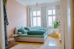 Robin Blase Instagram - Ich zeig euch meine Wohnung, heute ist das Schlafzimmer dran. Es hat zwei Eingänge. Und ein Bett! Wow! 
📸 @johannawittig