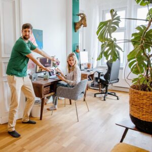 Robin Blase Instagram - Ich will euch meine Wohnung zeigen. In meinen Videos sieht man die nämlich manchmal, manchmal aber auch unser Studio, manchmal gemietete Locations. Das hat ein paar Leute verwirrt, die denken ich würde in der größten Wohnung der Welt leben 😅.
Deswegen: Das hier ist das Wohn- und Arbeitszimmer. Die restlichen Zimmer folgen! Interior Design Tipps bitte in die Kommentare :D Und bitte Chaos in meinem Schreibtisch ignorieren…
📸 @johannawittig