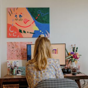Robin Blase Instagram - Ich will euch meine Wohnung zeigen. In meinen Videos sieht man die nämlich manchmal, manchmal aber auch unser Studio, manchmal gemietete Locations. Das hat ein paar Leute verwirrt, die denken ich würde in der größten Wohnung der Welt leben 😅.
Deswegen: Das hier ist das Wohn- und Arbeitszimmer. Die restlichen Zimmer folgen! Interior Design Tipps bitte in die Kommentare :D Und bitte Chaos in meinem Schreibtisch ignorieren…
📸 @johannawittig