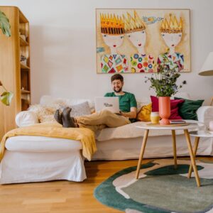 Robin Blase Instagram - Ich will euch meine Wohnung zeigen. In meinen Videos sieht man die nämlich manchmal, manchmal aber auch unser Studio, manchmal gemietete Locations. Das hat ein paar Leute verwirrt, die denken ich würde in der größten Wohnung der Welt leben 😅.
Deswegen: Das hier ist das Wohn- und Arbeitszimmer. Die restlichen Zimmer folgen! Interior Design Tipps bitte in die Kommentare :D Und bitte Chaos in meinem Schreibtisch ignorieren…
📸 @johannawittig