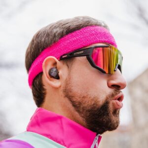 Robin Blase Instagram - #Werbung Ich trage beim Training immer geile Outfits damit die Leute nicht eingeschüchtert sind von meinen monströs großen Muskeln.
Dafür sind sie dann eingeschüchtert von meinem Style. Was ich da mache, werde ich oft gefragt. AeROBic natürlich. Die beste Sportart. 
Dafür braucht man gute Musik. Und die kommt aus meinen EAH-AZ60 True Wireless In-Ear Kopfhörern von @technics_global . High-End Audioqualität wenn ich Pump Up The Jam auf Repeat höhre.
#technics #panasonic #panasonicdeutschland #az60 @panasonic_de