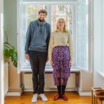 Robin Blase Instagram – #Werbung Zu sehen: Meine Freundin @claeuschen und ich, wenn wir ein seriöses Fotoshooting für @lvmversicherung machen 😃
Claudia ist mein #Vertrauensmensch 
Was manche von euch vielleicht nicht wissen: Claudia und ich waren gerade 4 Monate zusammen, als wir rausgefunden haben, dass wir Eltern werden. Und wir waren in einer Fernbeziehung. Ich glaube insgesamt hatten wir uns so 10 Wochenenden als Paar gesehen zu dem Zeitpunkt. 
Wir haben direkt an dem nächsten Wochenende nach dieser News alle Pläne geschmiedet – dass Claudia für mich nach Berlin zieht. Dass wir gemeinsam eine Firma gründen. Auch wenn wir noch kein so gefestigtes Paar waren, war ich mir damals schon sicher: Claudia ist mein #vertrauensmensch 
Auch immer noch. 
Denn eine gemeinsame Firma und eine Beziehung zu haben heißt auch: Die Arbeit und Familie zu trennen ist schwierig. Oft hat man dann abends kein Date, sondern ein Brainstorming für das nächste Video. Aber das liebe ich auch – Claudia guckt jedes meiner Videos vorher, und ist die erste Person, die meine Skript vorgelesen bekommt: Weil ich ihr vertraue. Und sich nicht nur abends zu sehen, sondern den ganzen Tag – das hat auch was! Denn – wie man auf den Fotos sieht: Wir haben dabei meistens Spaß miteinander 😃. 
Ich weiß: Ich kann mich immer auf sie verlassen. Als Mutter unserer Tochter, als Freundin und als Geschäftspartnerin. Liebe dich @claeuschen ❤️
Es gibt aber auch immer mal Situationen im Leben, wo dein #vertrauensmensch vielleicht nicht mehr helfen kann. Und da kommt die LVM ins Spiel und steht als vertrauensvoller Partner in Sachen Versicherungen und Vorsorge zur Seite.
 
Habt ich auch einen #vertrauensmenschen , der immer für euch da ist?