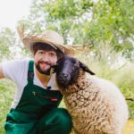 Robin Blase Instagram – #Werbung Weil Tierfotos auf meinem Instagram Account so gut ankommen, habe ich dieses Profi-Filmschaf gemietet. Es war schon mal in einem Werbespot für IKEA – voll fame, das Schaf. Deswegen hat es 640€ für einen Tag gekostet. Finanziell vermutlich eher eine unkluge Entscheidung (es sei denn ihr liked es jetzt ganz viel). Leider bin ich nicht der einzige, der manchmal bessere finanzielle Entscheidungen treffen könnte (beste Überleitung zu Werbung von einem Tierfoto ever!). Viele tappen in die Falle beim Online-Shopping, dass sie mit Ratenzahlungen massiv zu hohe Zinsen haben. Jeder 10. in Deutschland ist nicht in der Lage seine Schulden zu bezahlen. @anyfin.de hilft dabei, viel zu teure Ratenzahlungen und Kreditkartengebühren wieder los zu werden. Dafür einfach die aktuellen Rechnung bei Anyfin in die App oder auf der Website hochladen und in wenigen Stunden eine Antwort bekommen, ob Anyfin dir ein inviduelles Angebot machen kann, wie sie deine Gebühren und Zinsen senken können. Du kriegst nur ein Angebot, wenn sie wirklich die Kosten senken können. Link dazu in der Bio – mit dem Code ROB20 20€ extra Gutschrift bekommen. 
#anyfin #zinszalabim #übergeldsprichtman 
📸 @johannawittig