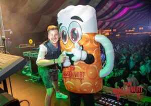 Robin Leutner Instagram - Es ist heute wieder soweit 😍
Willy und Ich heute Abend wieder Zuhause im @wasenwirt 😍
Wer ist am Start? 😍
#wasen #volksfest #djrobin #wasenwirt #layla #bumsbar #party #heimat #stuttgart