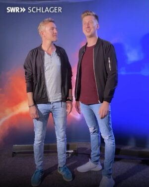 Robin Leutner Instagram - Erst Puffmama,  jetzt Castingshow-Bühne! Ballermannsänger Patrik Schmittinger spielte die "Layla" im Musikvideo zum gleichnamigen Sommerhit 2022. Nicht nur der Song von DJ Robin und Schürze hat für Aufsehen gesorgt, sondern auch Schmittingers Performance im Video. Die hatte für ihn negative Folgen ... Bei „The Voice“ kämpft Schmittinger ab dem 02.11. nun im Team Giovanni in den Battles um den Castingshow-Titel. ✌🏼
.
.
.
#swr #swrschlager #layla #djrobin #schuerze #ballermann #mallesongs #musikvideo #skandal #thevoiceofgermany #giovannizarrella #patrikschmittinger