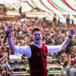 Robin Leutner Instagram - Es ist endlich wieder soweit! 😍🙏 Cannstatter Volksfest 2023❤️ Wir sehen uns am 25.09. / 26.09. / 28.09. / 01.10. / 04.10. / 08.10. in meinem Zuhause im @wasenwirt ❤️ Wer ist mit am Start? 😍 #djrobin #wasenwirt #heimat #layla #bumsbar #party #wasen #stuttgart #stuttgarterhofbräu
