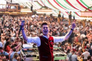 Robin Leutner Instagram - Es ist endlich wieder soweit! 😍🙏
Cannstatter Volksfest 2023❤️
Wir sehen uns am 
25.09. / 26.09. / 28.09. / 01.10. / 04.10. / 08.10. 
in meinem Zuhause im @wasenwirt ❤️
Wer ist mit am Start? 😍
#djrobin #wasenwirt #heimat #layla #bumsbar #party #wasen #stuttgart #stuttgarterhofbräu