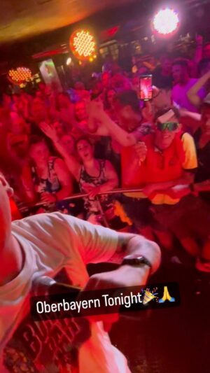 Robin Leutner Instagram - Heute Nacht sehen wir uns das 3. letzte mal für diese Saison wieder im @oberbayern_mallorca 😍🙏
Ich freu mich auf Euch! 
#endspurt #oberbayern #mallorca #party #layla #bumsbar #hotel #246 #djrobin #summerfieldbooking