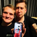 Robin Leutner Instagram - Der Moment, wenn Du entdeckst, dass Du der Bildschirmhintergrund von @djrobin1996 bist… 😅😍😂 @maximilianj_ . . . #djrobin #layla #malle #bildschirmhintergrund #spaß