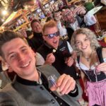 Robin Leutner Instagram - Heute in 3 Wochen ist’s wieder soweit! 😍🙏 Lang genug aufs Cannstatter Volksfest gewartet 🤪 Ich freu mich wieder auf 8-20 Willi und @stuttgarter.hofbraeu mit euch😍🙏 #wasen #wasenwirt #cannstattervolksfest #grafenberger #party #stuttgart
