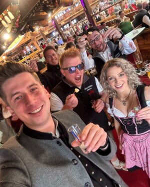 Robin Leutner Instagram - Heute in 3 Wochen ist’s wieder soweit! 😍🙏
Lang genug aufs Cannstatter Volksfest gewartet 🤪
Ich freu mich wieder auf 8-20 Willi und @stuttgarter.hofbraeu mit euch😍🙏
#wasen #wasenwirt #cannstattervolksfest #grafenberger #party #stuttgart