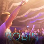 Robin Leutner Instagram - Danke Gilamoos Wiesn🙏🎉 Es war mega bei euch! ❤️🥹 #djrobin #layla #tour #weekend #gillamoos #bumsbar #hotel #246 #summerfieldbooking