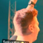 Robin Leutner Instagram - Wenn @micha_von_der_rampe meint er müsste nicht auf der Bühne stehen dann winke ich Ihm halt von dort 😂🎉 #djrobin #michavonderrampe #friends