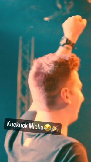 Robin Leutner Instagram - Wenn @micha_von_der_rampe meint er müsste nicht auf der Bühne stehen dann winke ich Ihm halt von dort 😂🎉
#djrobin #michavonderrampe #friends