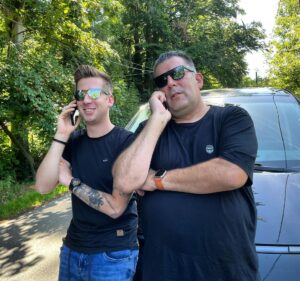 Robin Leutner Instagram - Am Montag wird wieder Telefoniert😂🎉
Bei wem steht das Handy da auch nicht still?😂
#djrobin #monday #telefon #stress