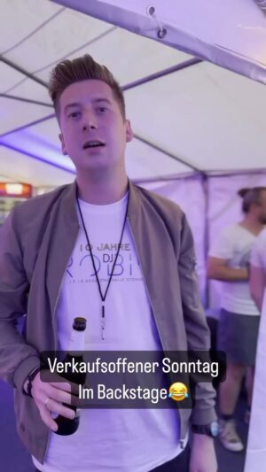 Robin Leutner Instagram - Schönen Sonntag euch allen 🙏🎉
Wer hätte es gekauft mit mir als Verkäufer?😂
#djrobin #backstage #sonntag #verkaufsoffen #layla #bumsbar #hotel #summerfieldfamily